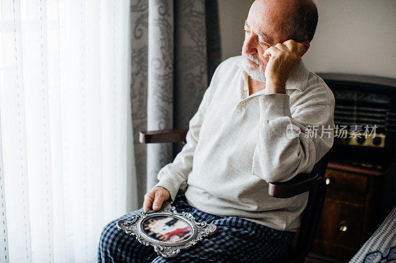 老男人看相框