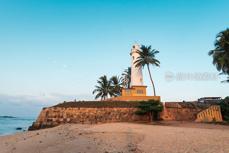 清晨，在斯里兰卡被椰子树环绕的加勒荷兰灯塔