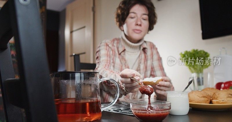 女人正在吃午饭，吃三明治和茶