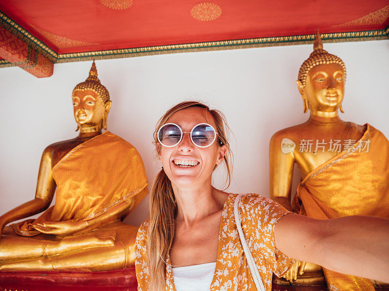 泰国女子与佛像自拍