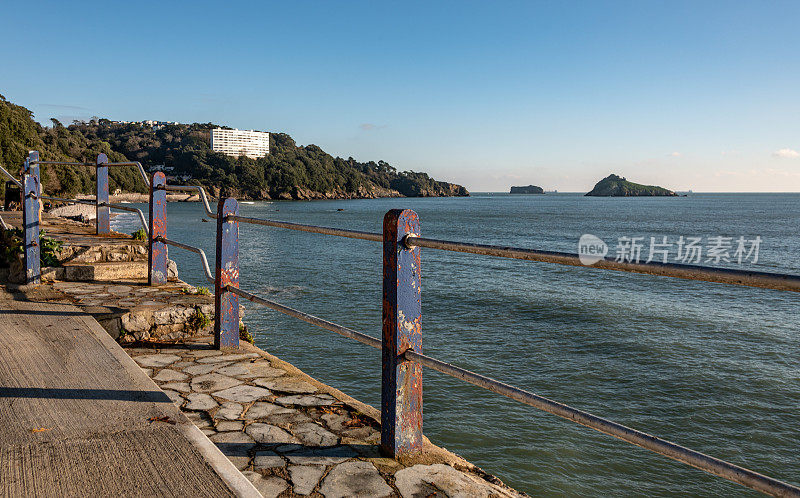 托基海岸线从栏杆后面