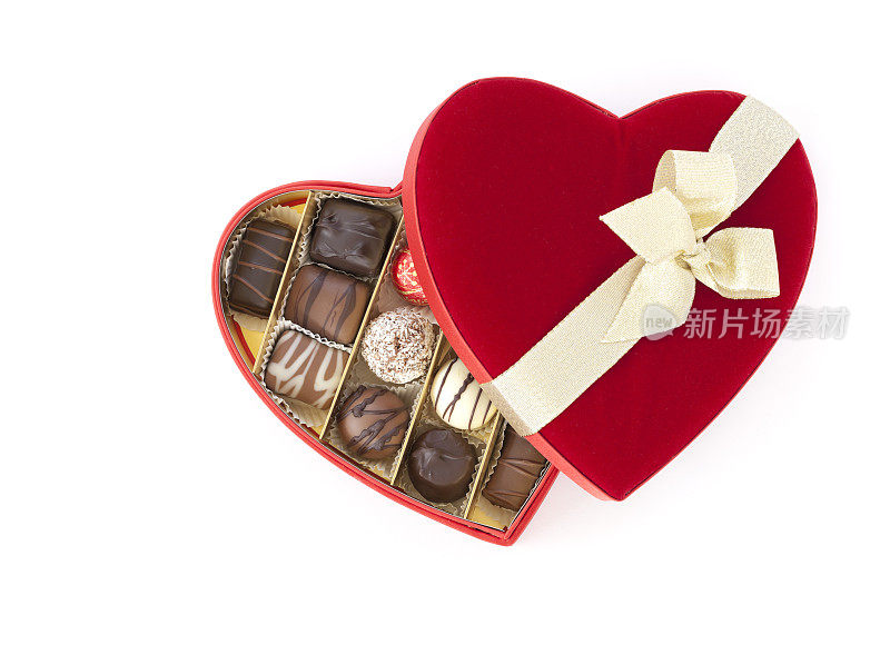 情人节盒装巧克力孤立在白色