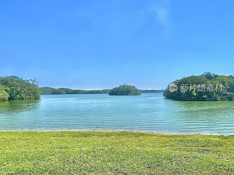 在São保罗的比林斯大坝湖边界的草地区域