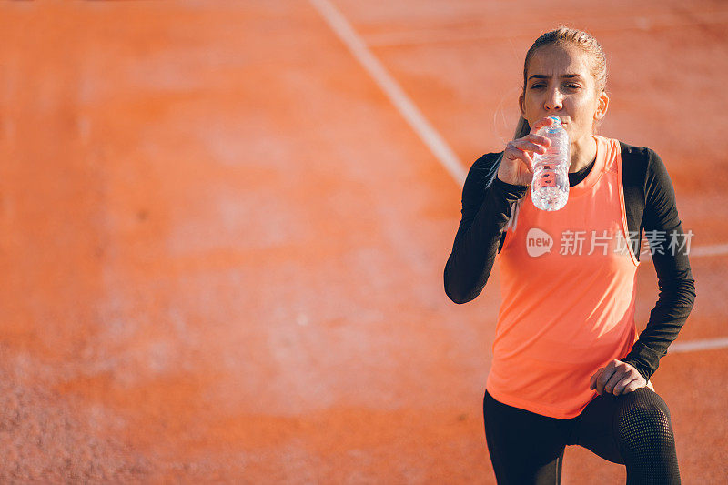 女赛跑运动员喝水