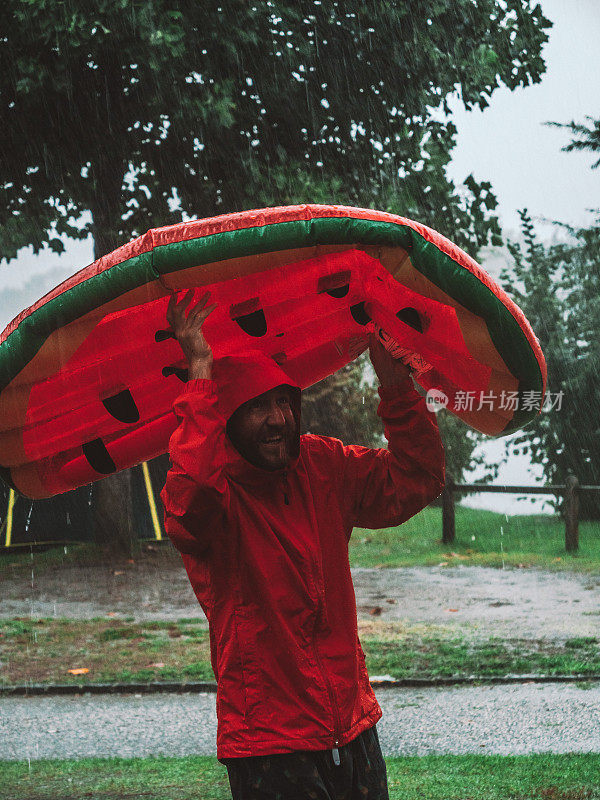 一名男子在露营时被困在暴风雨中，用充气木筏盖住