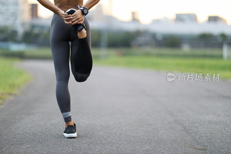 女人在慢跑前热身