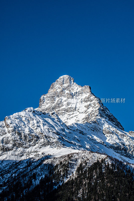 白雪皑皑的山峰下湛蓝的天空