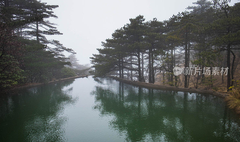黄山的天然水池在冬季季节，雾气很多，雾气蒙蒙。它是联合国教科文组织世界遗产之一。黄山风光。