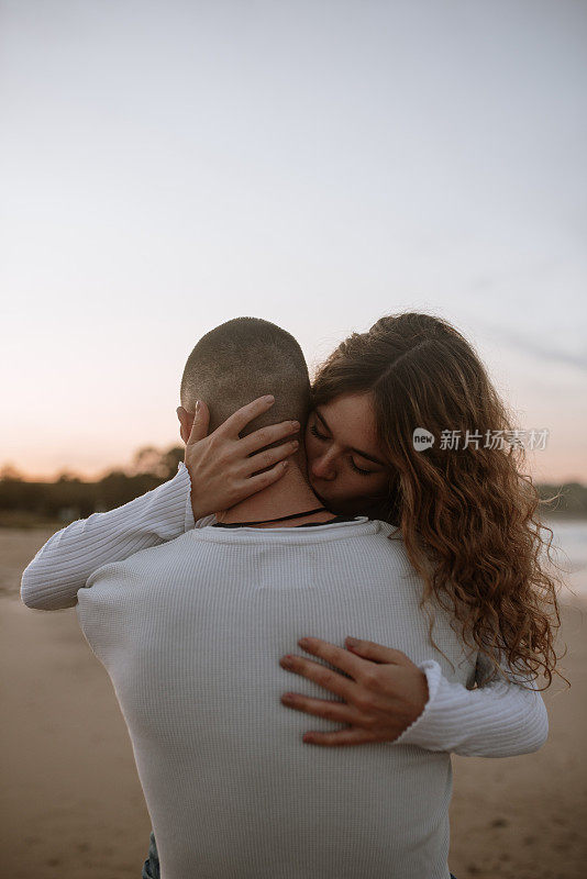 后视图一对年轻夫妇拥抱