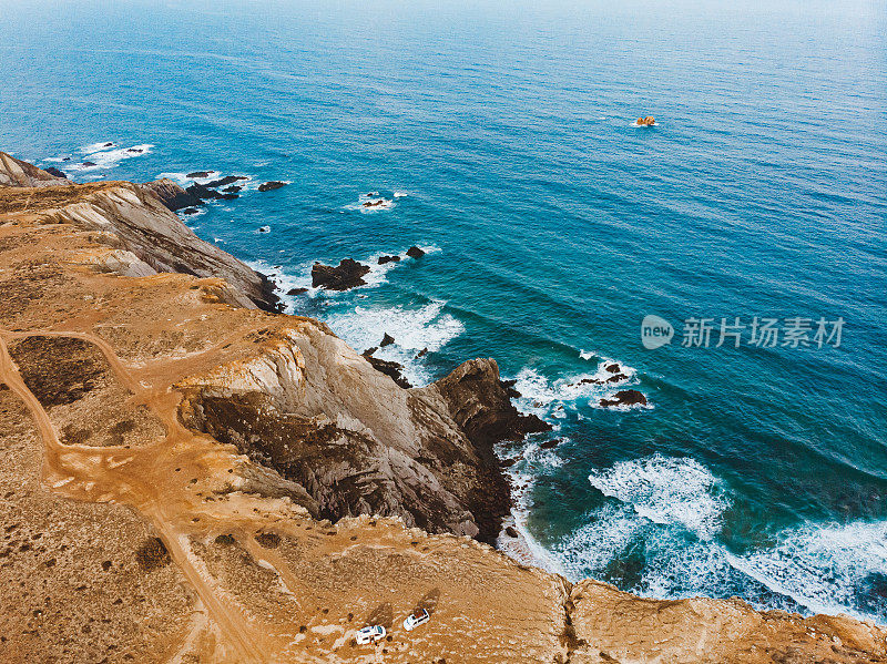 范生活在美丽的海岸阿尔加维，葡萄牙-无人机拍摄