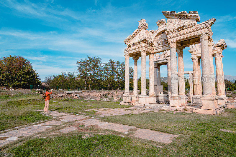在土耳其的阿佛洛狄西斯古城阿耳特弥斯庙附近，一名旅游摄影师正在拍摄四爪龙的照片