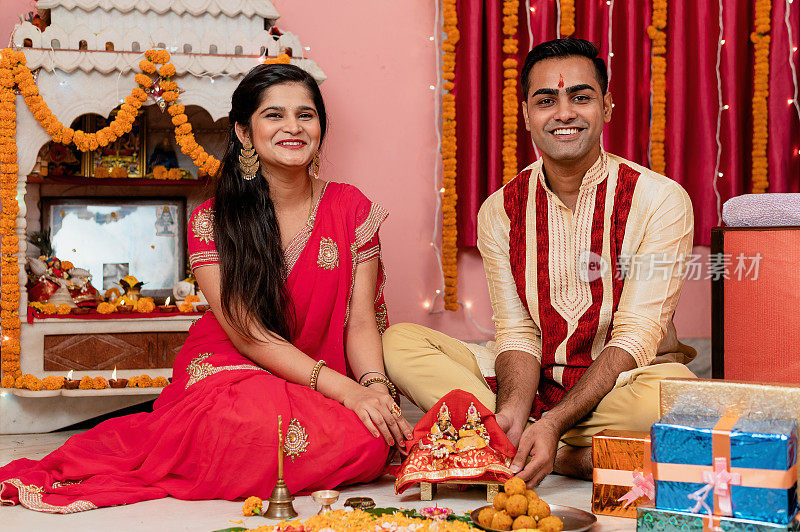印度年轻夫妇庆祝排灯节