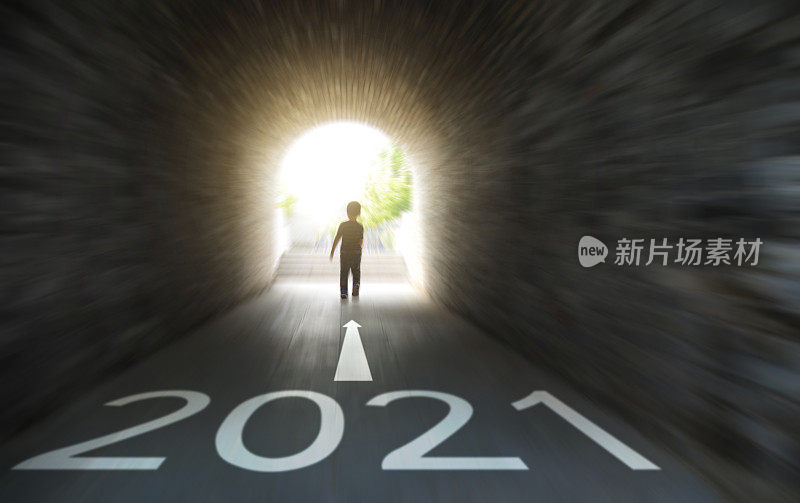 小男孩在隧道里奔跑，地上还有2021号球衣