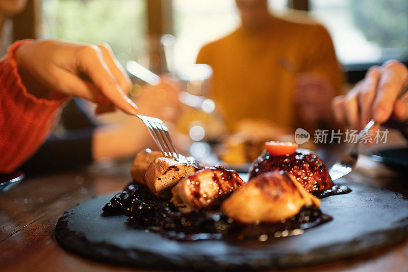 在餐馆里人们用手分享食物