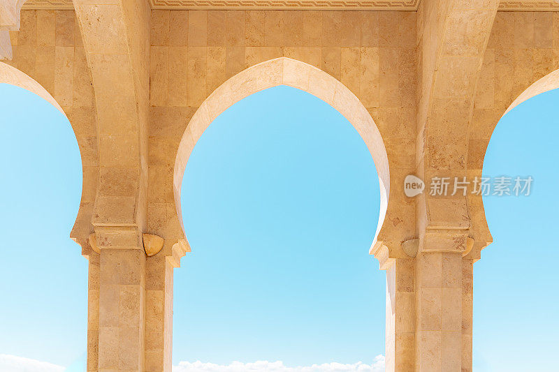 蓝色天空背景上的阿拉伯拱门