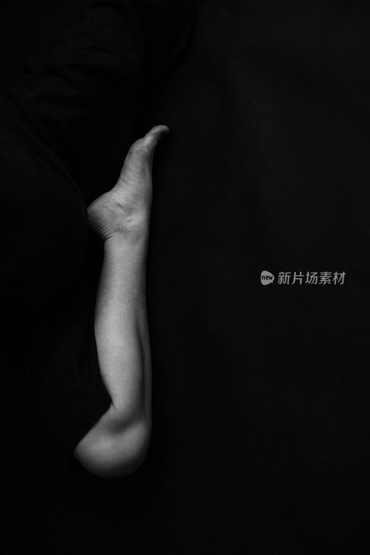 女人的腿特写，黑白照片的身体细节，优雅和性感的手指
