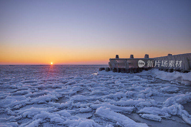 阿夫卢迪克的码头上结了冰