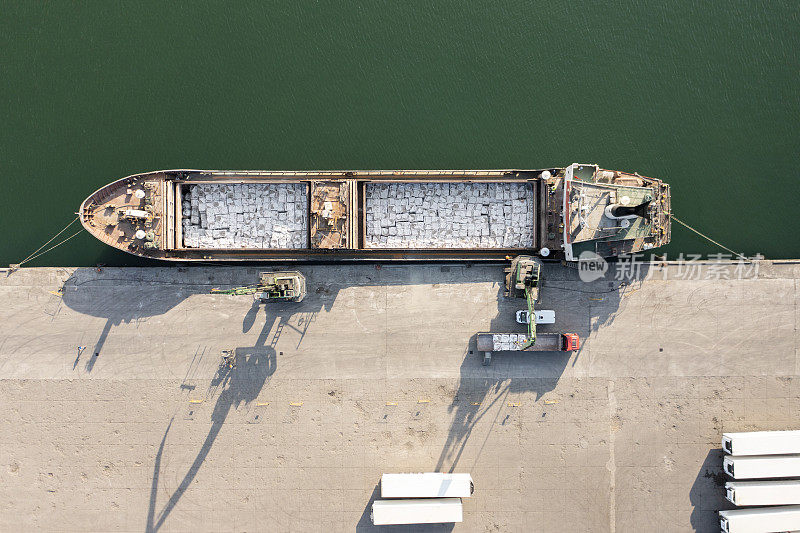 货船、集装箱码头鸟瞰图。