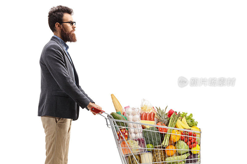一个留着胡子的男人推着一辆装着食物的购物车