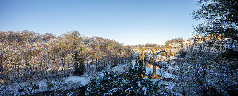 英国约克郡北部的Nidd河和铁路高架桥上的冬季雪景