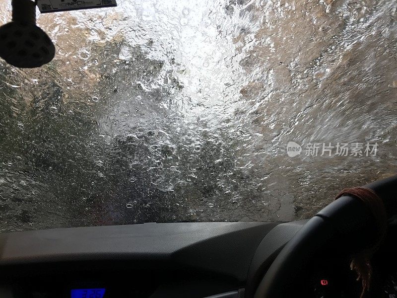 汽车挡风玻璃溅水，从车内观察