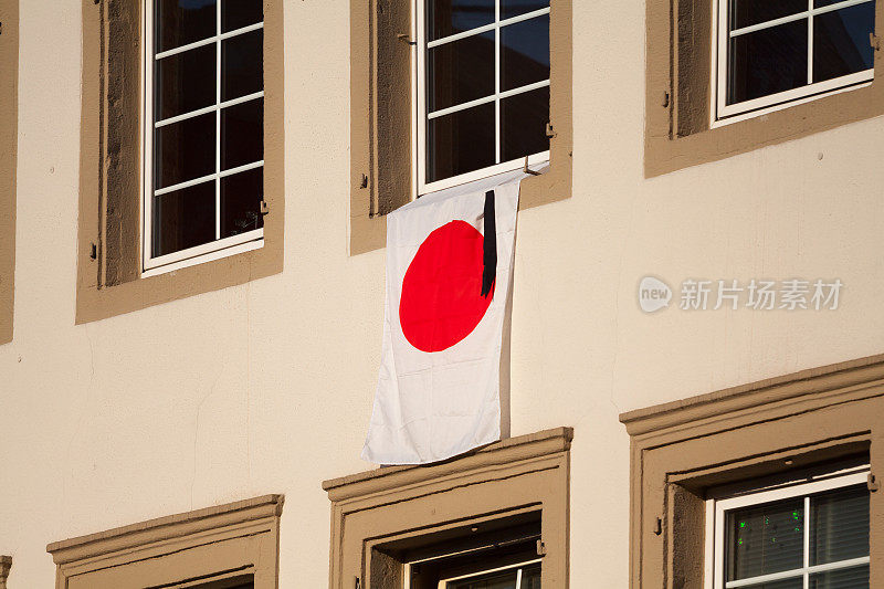 杜塞尔多夫一栋建筑的窗户上悬挂着日本国旗