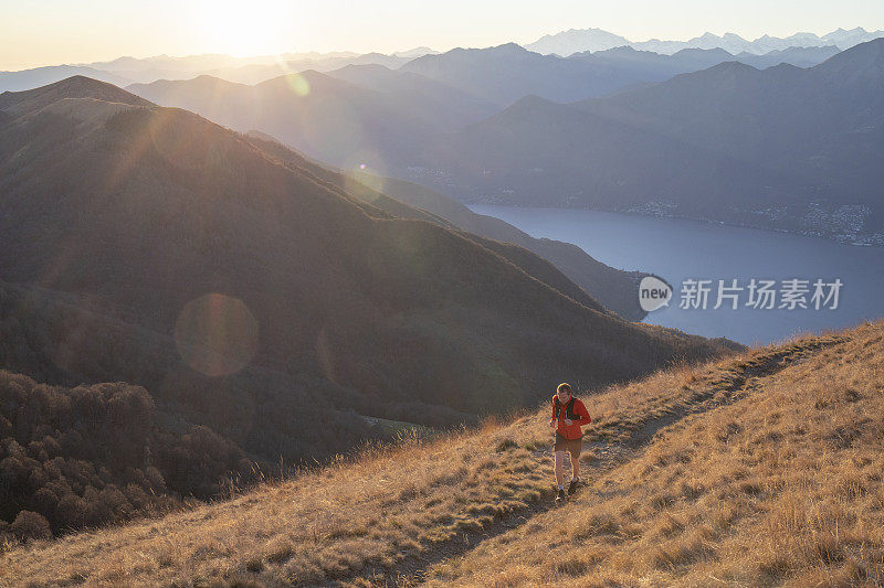 日出时，人类在高山和湖泊上奔跑