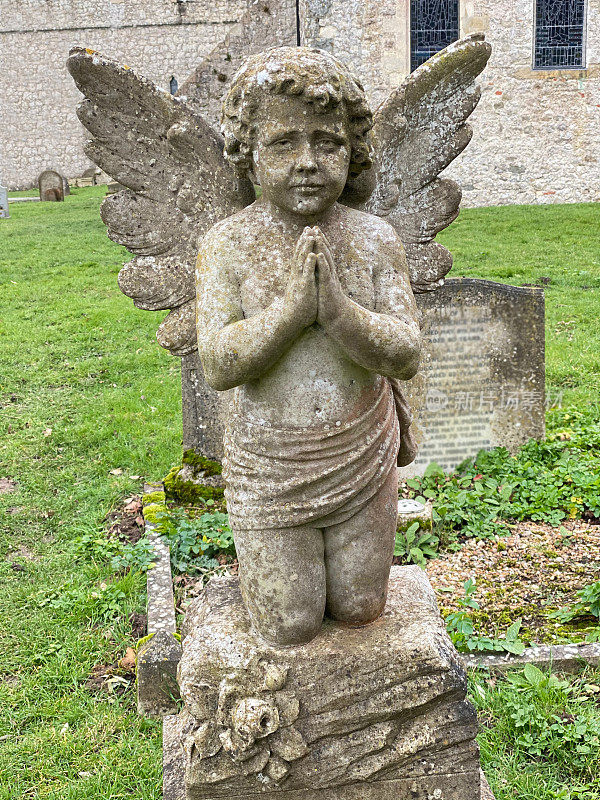 墓地石头祈祷小天使
