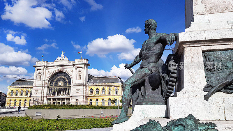 匈牙利布达佩斯——2018年5月14日:匈牙利布达佩斯巴罗斯广场东部的铁路终点站，凯莱蒂火车站或火车站，前景是嘉宝·巴罗斯的雕像。
