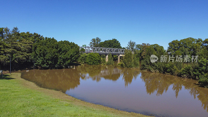 新南威尔士州利斯莫尔淹没的威尔逊河景观
