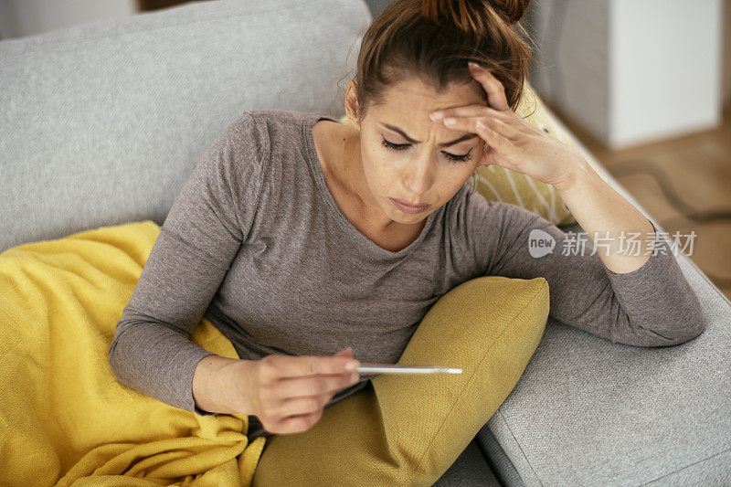 年轻女子感觉症状的一个疾病库存照片