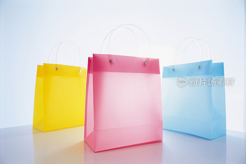 三种不同颜色的透明购物袋