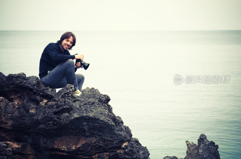 野外摄影师在岩石上