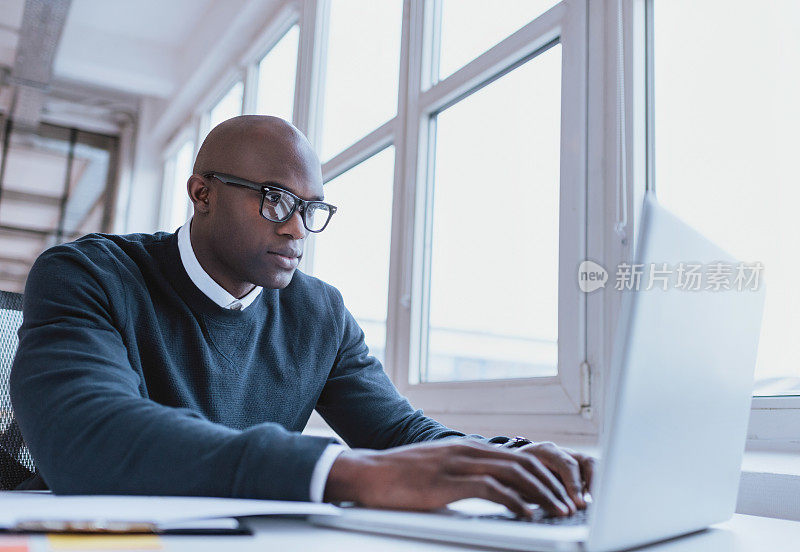 一个非裔美国商人在电脑前工作