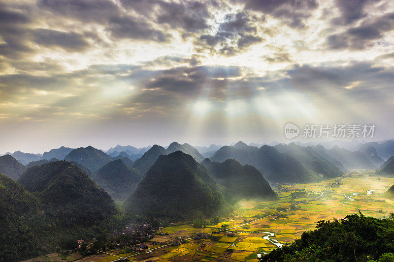在越南的北宋谷，令人惊叹的早晨
