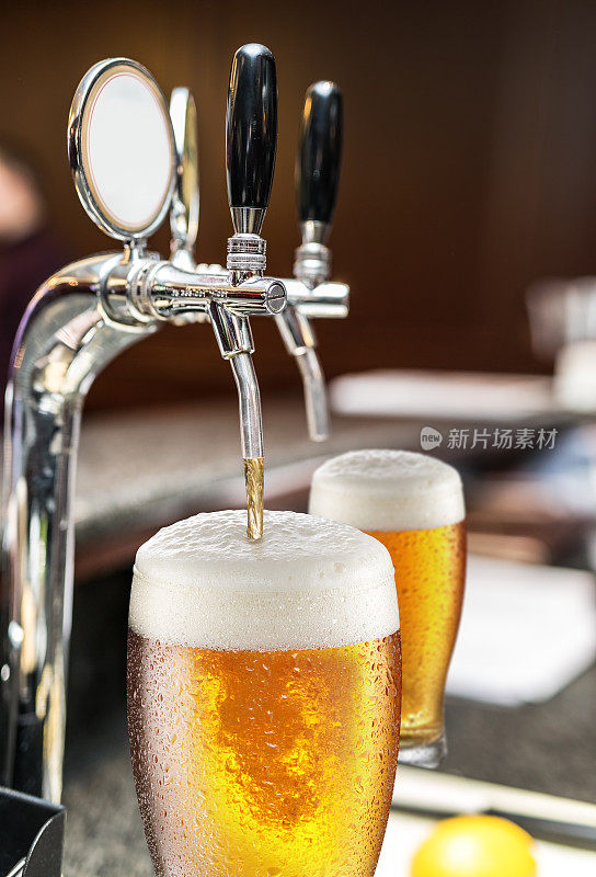 把啤酒倒进玻璃杯的过程。