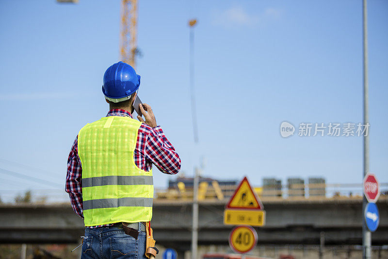 建筑工人在用手机打电话