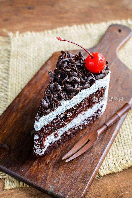 黑森林，木桌上的巧克力蛋糕