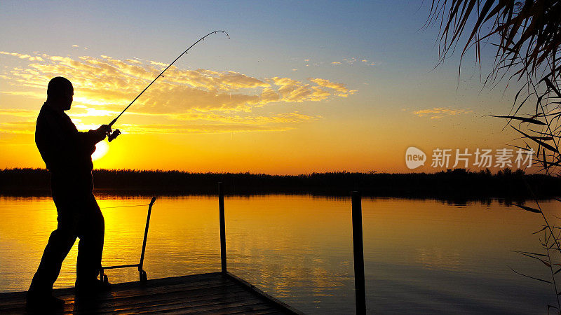 钓鱼在日落时分