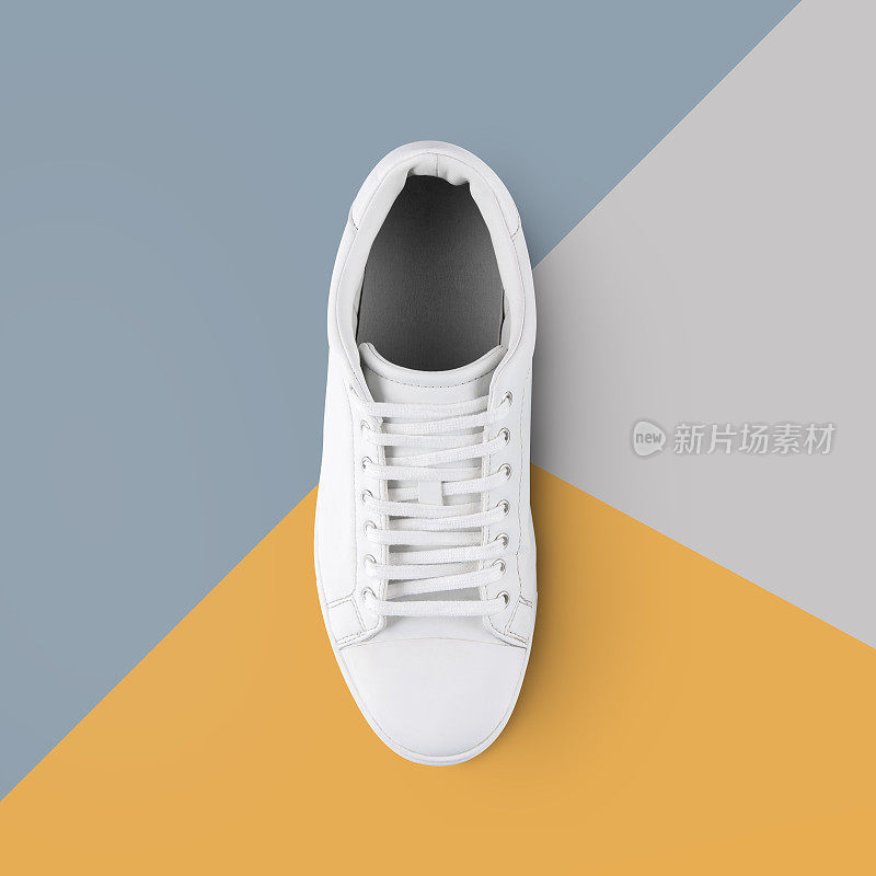 白色运动鞋和彩色背景与剪切路径