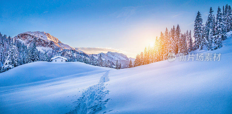 阿尔卑斯山的冬日仙境和日落时分的山间小屋