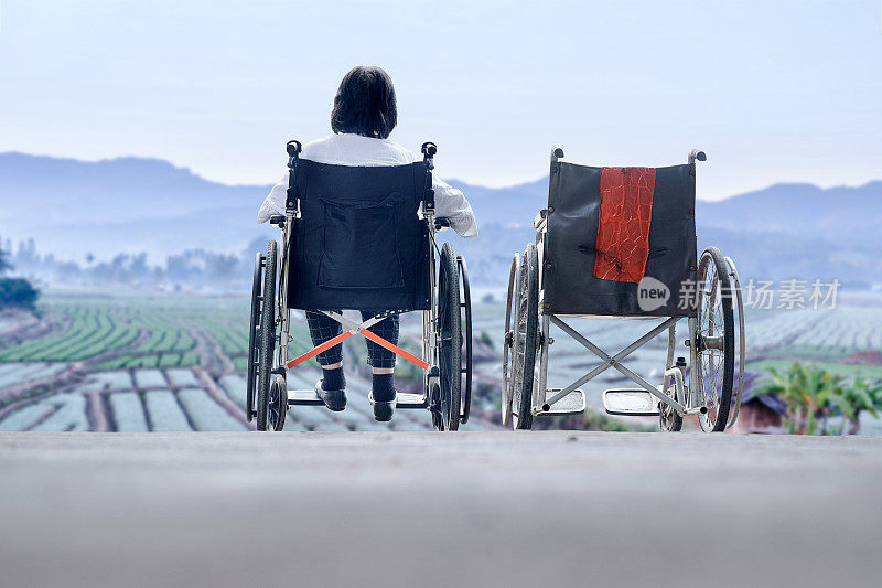坐着空轮椅的老妇人站在一起