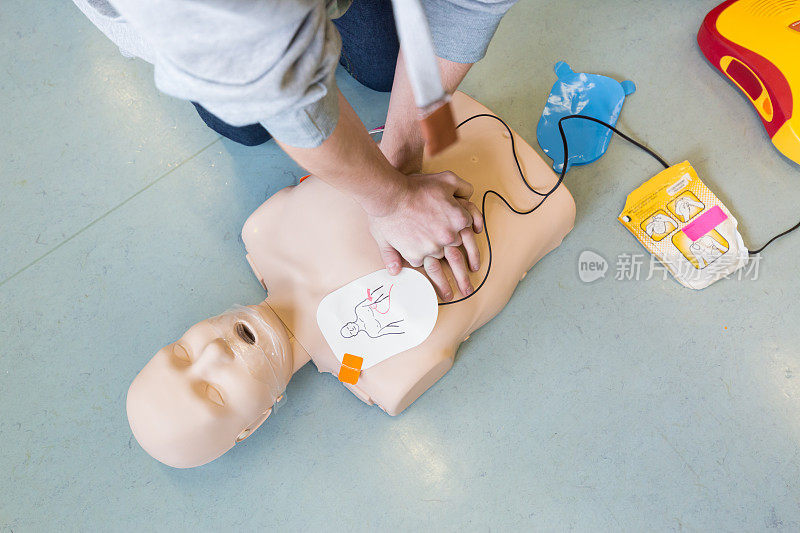 急救复苏过程中使用AED。