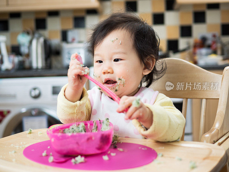 吃垃圾食品的小女孩