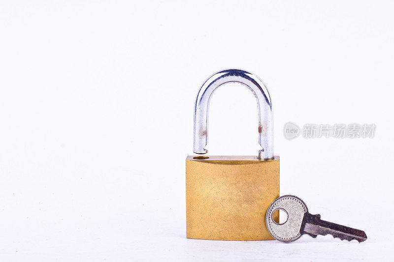 旧挂锁或万能钥匙和钥匙上的白色背景
