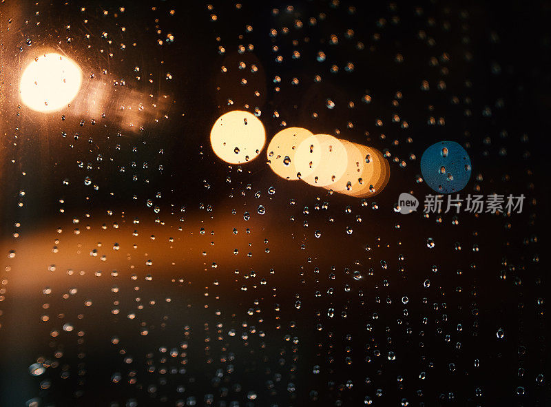 雨滴落在窗户上