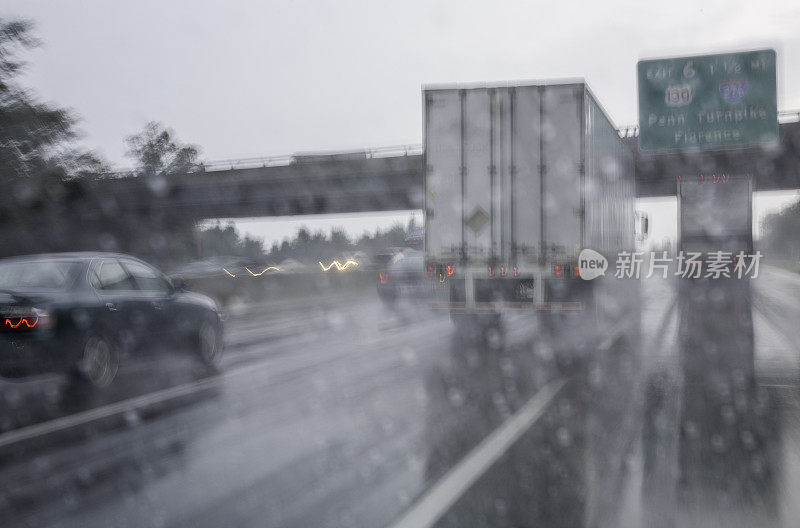 在多雨的公路上开车能见度低