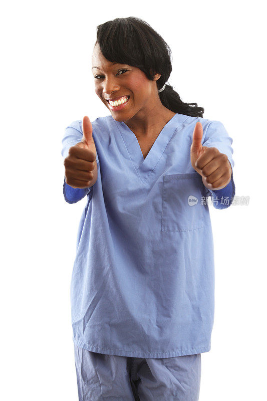 非裔美国护士竖起两个大拇指