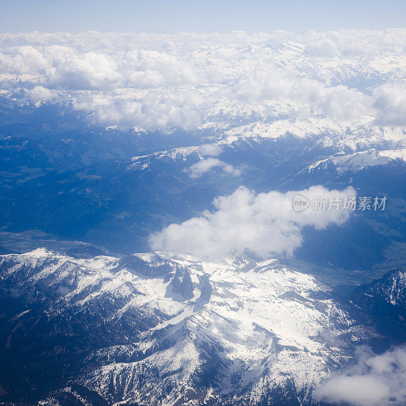 从空中看雪山