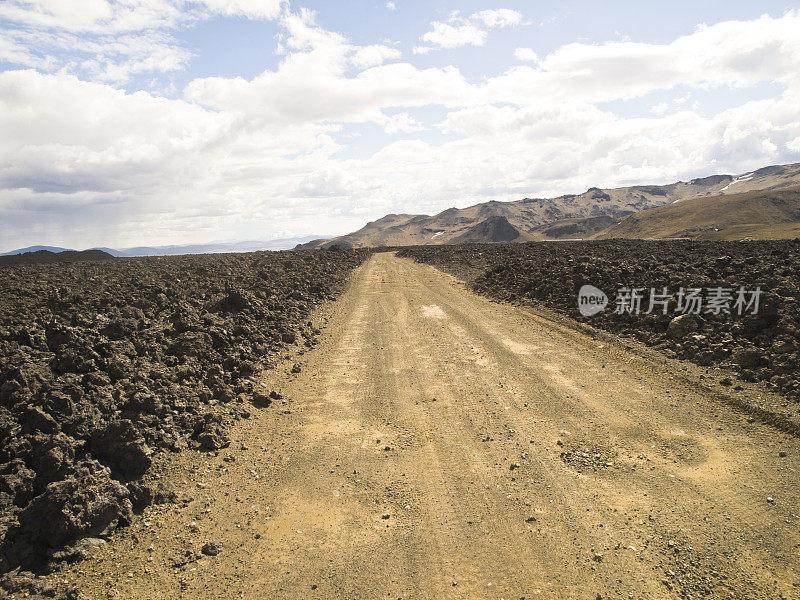 冰岛阿斯卡火山地区中部的土路